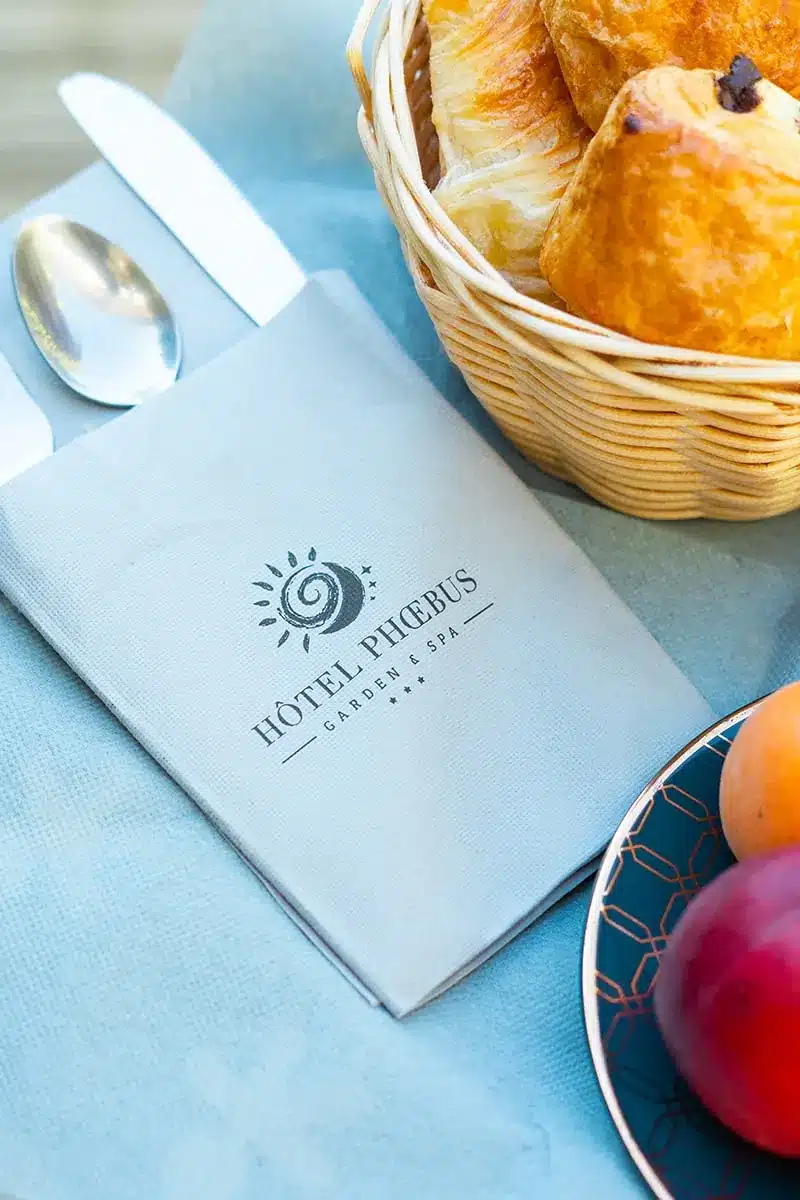 Plateau du petit-déjeuner servi en chambre