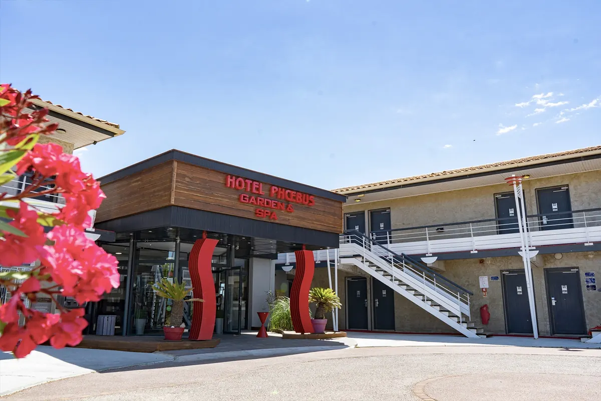 Entrée de l'Hôtel Le Phoebus Garden et Spa