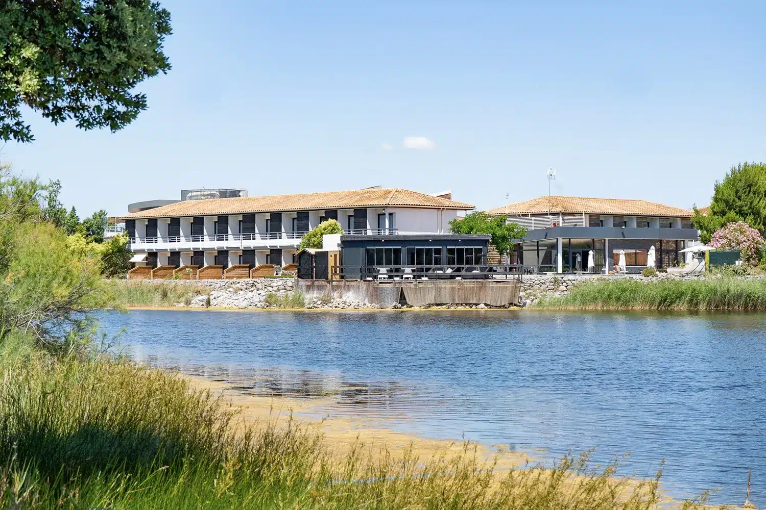 L'Hôtel Le Phoebus au bord de l'étang de Gruissan