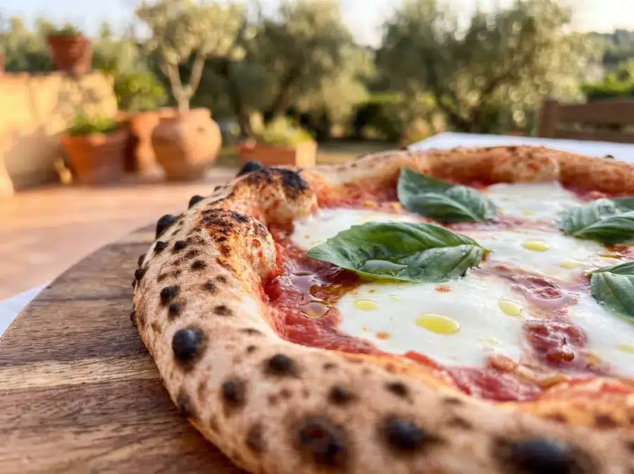 Pizza napolitaine en gros plan, tomate, mozzarella et basilic