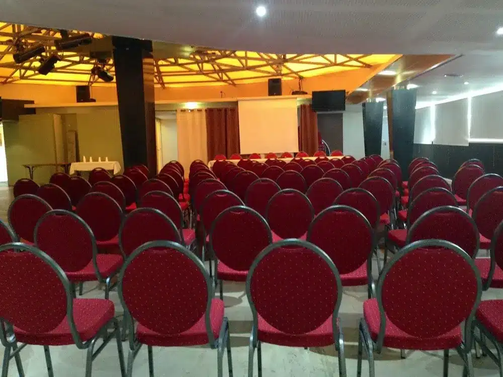 Salle de séminaire en configuration théâtre